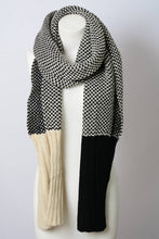 Two-Tone Contrast Knit Scarf: Black
